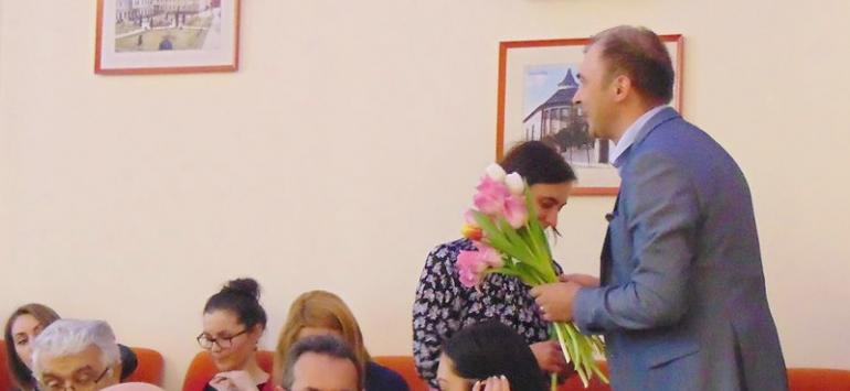 Primarul Felix Borcean dăruind flori