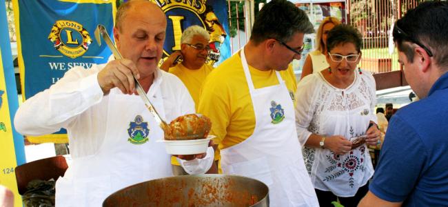 Ioan Popa servind fasolea cu polonicul