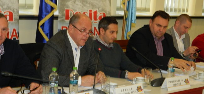 Primarul Ioan Popa, stânga, și Mirel Sabo, dreapta