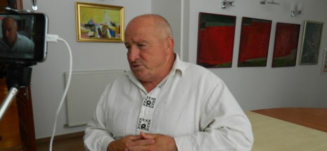 Liderul grupului liberal din Consiliul Judeţean, Ioan Cojocariu, consideră că, după toate evenimentele din ultimul timp care au avut loc în această instituţie, preşedintele Silviu Hurduzeu are un comportament abuziv, ce aminteşte de alte vremuri. Afirmaţia sa pleacă de la disputa dintre liberali şi social-democraţi legată de camenajarea DJ 684, Oţelu Roşu-Rusca Montană-Ruşchiţa-limită judeţul Timiş, care ar fi legat judeţul direct de autostrada A1, dar şi de la rezultatul votului din luna iunie 2016 în urma