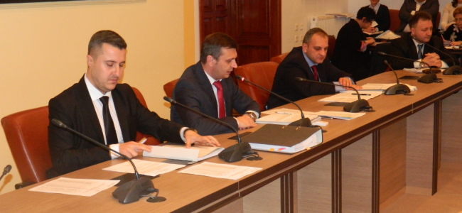 Vicepreședintele Ionuț Popovici, președintele Silviu Hurduzeu și secretarul Darian Ciobanu